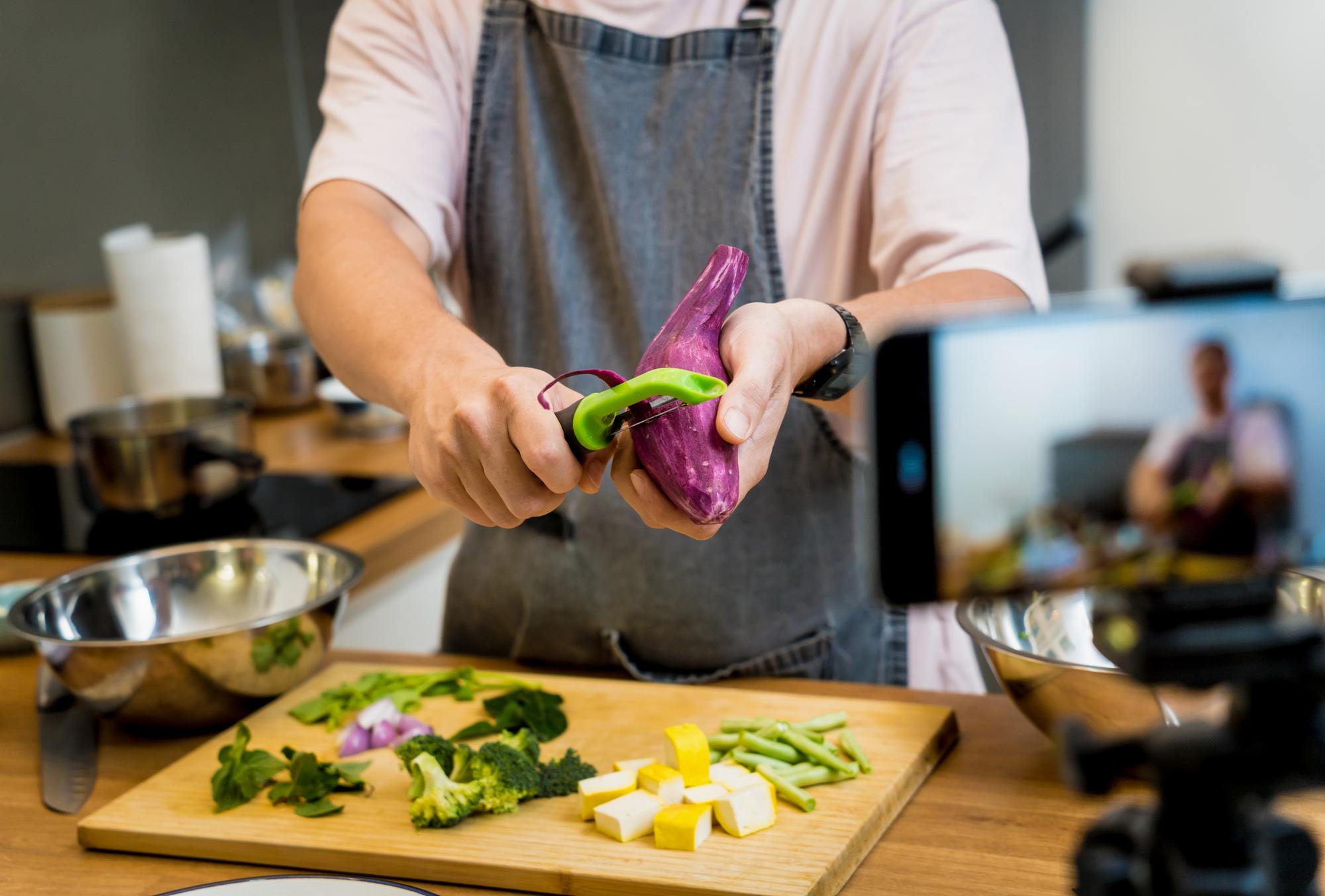 Chef mostra taglio di verdure