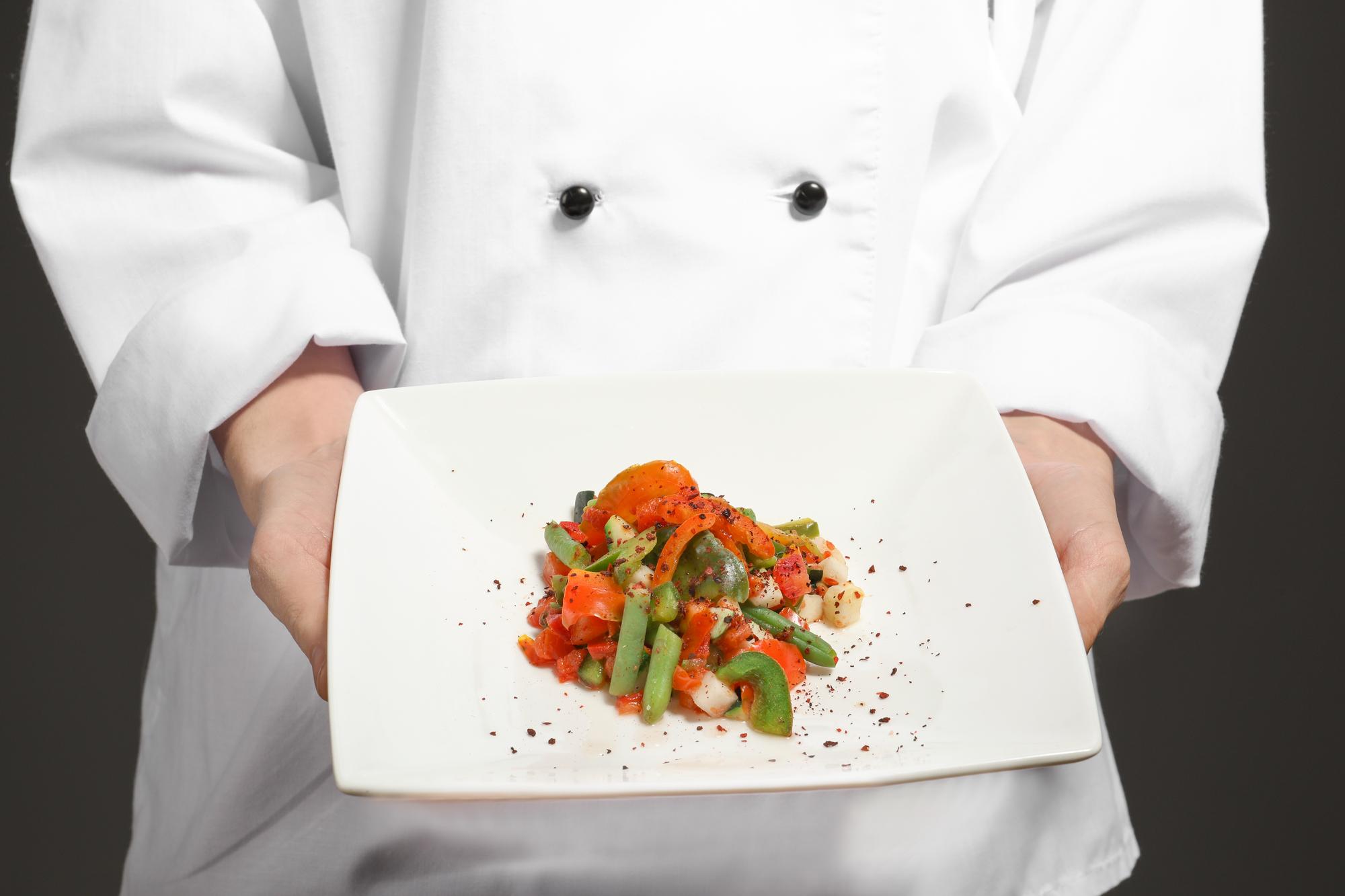 Chef che cucina in cucina moderna